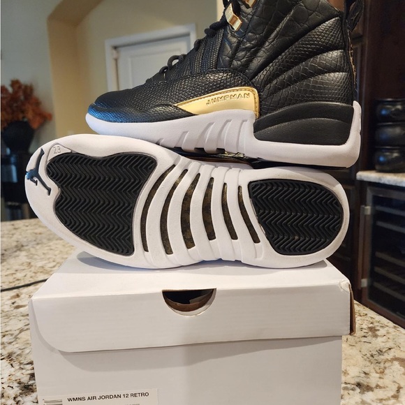 Woman’s air Jordan 12 retro reptile - Picture 2 of 4